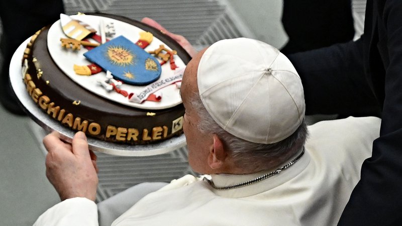 Fotografija: Papež na včerajšnji splošni tedenski avdienci v Vatikanu. Nemški slaščičar mu je prinesel torto, 87. rojstni dan bo praznoval v nedeljo. FOTO: Andreas Solaro/AFP
