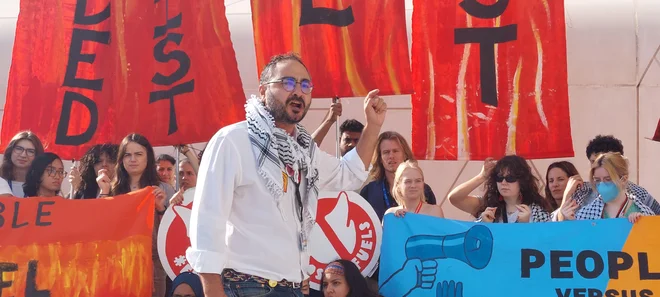 Protest podnebnih aktivistov pred sprejetjem dogovora. FOTO: Maja Prijatelj Videmšek