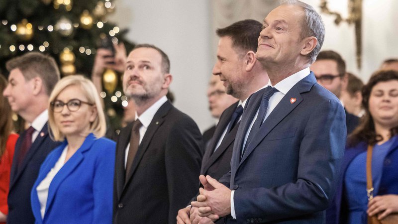 Fotografija: V novi poljski vladi poleg premiera sedi 26 ministrov. FOTO:  Wojtek Radwanski/Afp