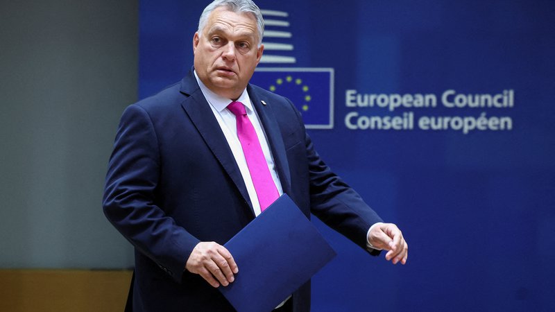 Fotografija: Glavno vprašanje pred današnjim vrhom EU je, ali bo madžarski premier Viktor Orbán na koncu le popustil in omogočil začetek pristopnih pogajanj s Kijevom. FOTO: Yves Herman/Reuters