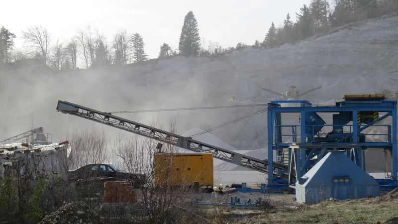 Iz kamnoloma Smolevec se bo še močno prašilo. FOTO: Bojan Rajšek/Delo