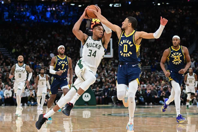 Košarkarji Indiane niso imeli odgovora na fizično moč Antetokounmpa. FOTO: Benny Sieu/USA Today