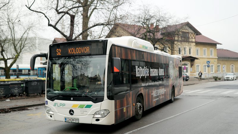 Fotografija: Med glavno in šišensko železniško postajo je vzpostavljena začasna avtobusna proga SŽ Kolodvor–SŽ Šiška. FOTO: Blaž Samec/Delo