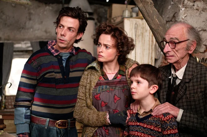 Charlie in njegova družina v Burtonovi različici filma FOTO: promocijsko gradivo