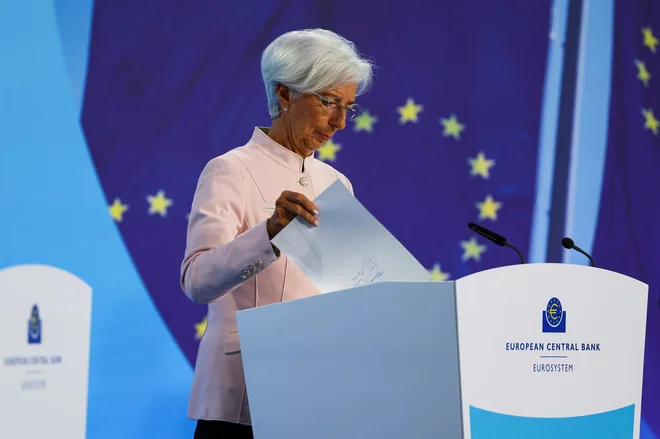 Strokovnjaki ECB pričakujejo, da bo skupna inflacija v 2023 v povprečju znašala 5,4 odstotka, v 2024 2,7 odstotka, v letu 2025 2,1 odstotka in 1,9 odstotka v letu 2026. To v primerjavi s septembrskimi projekcijami pomeni popravek navzdol za leto 2023 in še posebno za leto 2024. FOTO: Wolfgang Rattay/Reuters