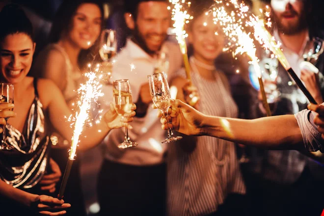 Kaj odpreti od polnoči, za poseben občutek? Bufolin meni, da se odgovor ne skriva v vinu... FOTO: Shutterstock 