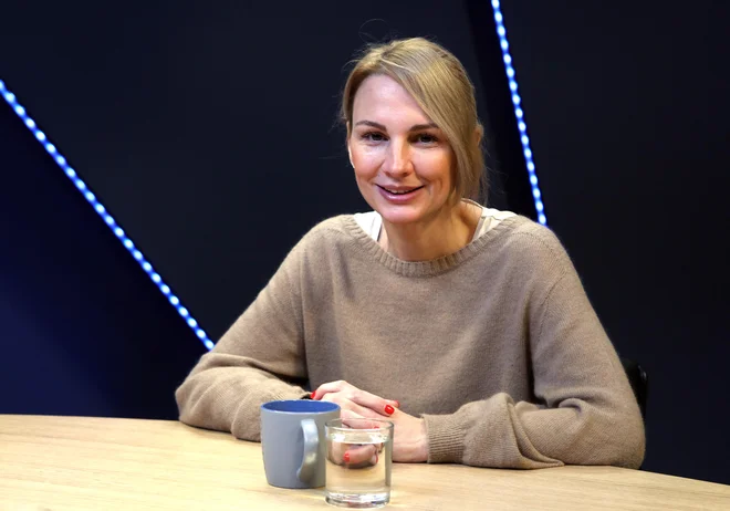 »Na odru sem se zjokala, nisem mogla zadržati solz, saj sem nagrado Artemido posvetila še ne rojeni hčeri, ki je že bila v mojem trebuhu. Hčer sem si tako globoko želela, res sem se trudila zanjo in veste, moja Mia je otrok IVF. In nagrada Artemida je bila v resnici za mojo Artemido.« Foto Marko Feist