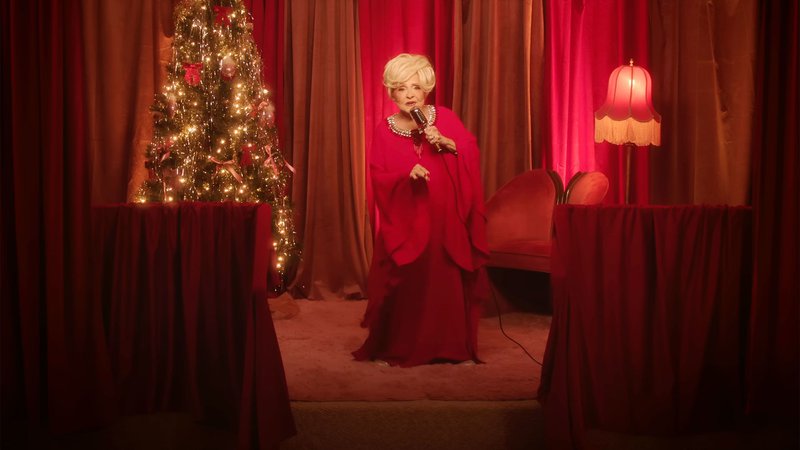 Fotografija: Ob letošnji 65. obletnici pesmi Rockin' Around the Christmas Tree je pevka posnela videospot, s katerim navdušuje poslušalce po vsej zemeljski obli. FOTO: posnetek zaslona