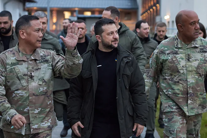 Za najverjetneje zadnjo postajo svoje tokratne turneje je ukrajinski predsednik Volodimir Zelenski izbral Nemčijo, kjer je obiskal ameriško vojaško bazo v Wiesbadnu. FOTO: AFP