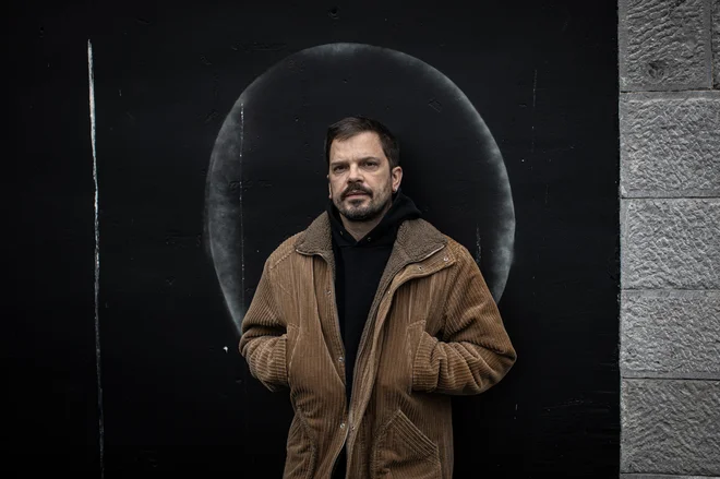 »Nisem eden tistih režiserjev, ki jim je že na začetku, še preden se začnejo vaje, jasno, kako bo videti predstava. Nisem režiser, ki ima ideje. Včasih jih seveda imam, a nastanejo na zelo naraven način – med procesom dela, ko grem zvečer po vaji domov, včasih se mi ideje prikažejo tudi v sanjah.«

FOTO: Voranc Vogel