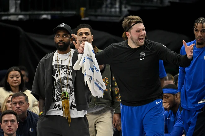 Kyrie Irving in Luka Dončić sta soigralce spodbujala tudi s klopi. FOTO: Jerome Miron/USA Today Sports