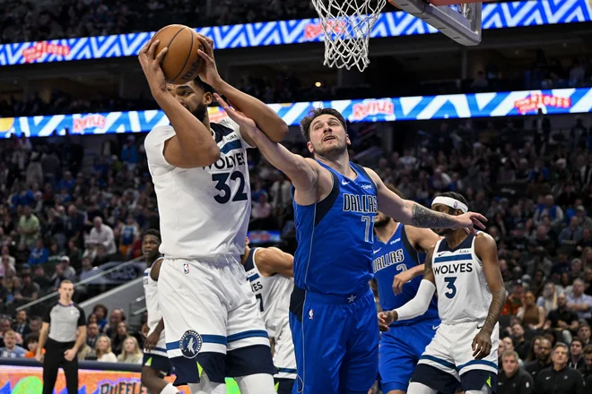 Karl-Anthony Towns in Luka Dončić sta zbrala po šest skokov. FOTO: Jerome Miron/USA Today Sports