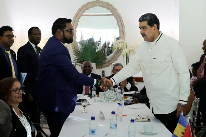 Nicolas Maduro (desno) in Irfaan Ali. FOTO: Marcelo Garcia/AFP
