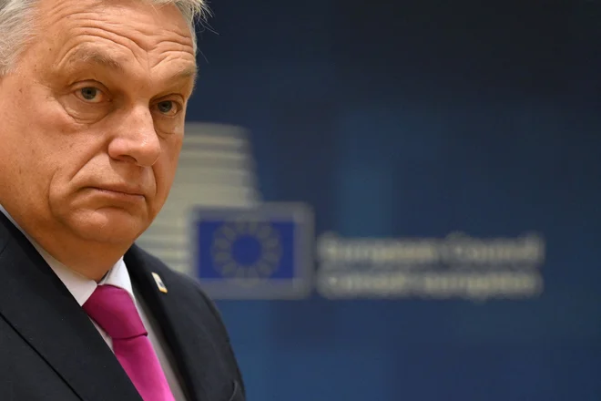 Potem ko je Viktor Orbán v četrtek zvečer z odsotnostjo pri odločanju omogočil potrditev začetka pristopnih pogajanj z Ukrajino in Moldavijo, pa očitno ni popustil v pogajanjih o reviziji dolgoročnega proračuna EU, vrednega 1216 milijard evrov. FOTO: Miguel Medina/AFP