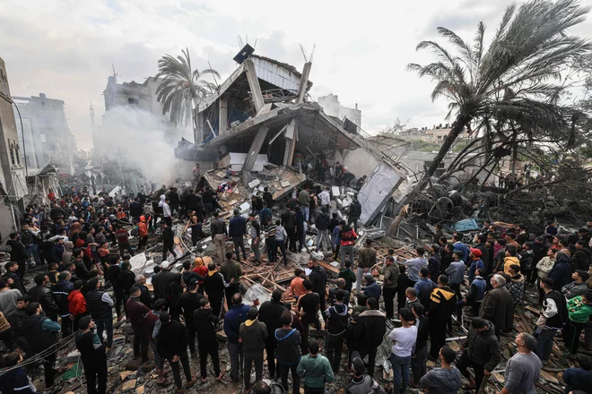 Višji predstavnik palestinskega gibanja Hamas je dejal, da še vedno potekajo resni pogovori o prekinitvi ognja v Gazi in da ne bo novih izmenjav ujetnikov, dokler ne bo premirje začelo veljati. FOTO: Mahmud Hams/AFP