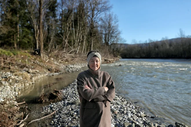Majda Potočnik: »Če tukaj živimo tako dolgo, vemo, kako se voda obnaša in lahko soodločamo in soupravljamo z območjem, ki ga imamo. Zaupam ljudem. Če so znali stoletja tu preživeti, ne vem, zakaj bi nas morale neke institucije posiljevati s svojimi rešitvami, ki jih načrtujejo v centrih moči v pisarnah.« FOTO: Blaž Samec/Delo