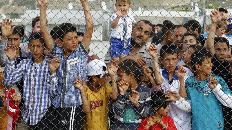 Fotografija: Turčija je največja država gostiteljica beguncev, z največjimi ocenjenimi potrebami po preselitvi na svetu. Na fotografiji begunci, ki so čakali na obisk predstavnikov EU leta 2016. Tistega leta je bilo v Slovenijo preseljenih 34 oseb iz Turčije, vsi so bili državljani Sirije. FOTO: Reuters 