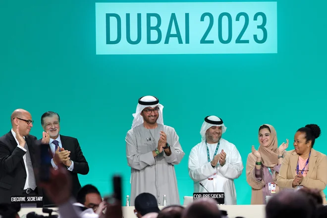 Veliko opazovalcev meni, da so z rezultati COP28 lahko zadovoljni predvsem zagovorniki nadaljnje uporabe fosilnih goriv. V sredini fotografije je predsednik COP28 sultan Al Jaber.
FOTO: Giuseppe Cacace/AFP