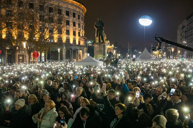 Shod podpornikov opozicije na trgu Nikole Pašića v središču Beograda tik pred začetkom volilnega molka je privabil nekaj tisoč ljudi. FOTO: Voranc Vogel/Delo