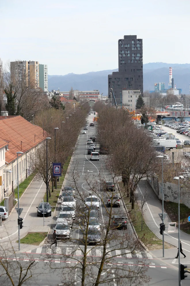 Župan Janković je občanom napovedal »grozne čase« med gradnjo novega nadvoza. Na fotografiji križišče med Dunjasko cesto in Vilharjevo ulico v bližini železniškega nadvoza. FOTO: Dejan Javornik