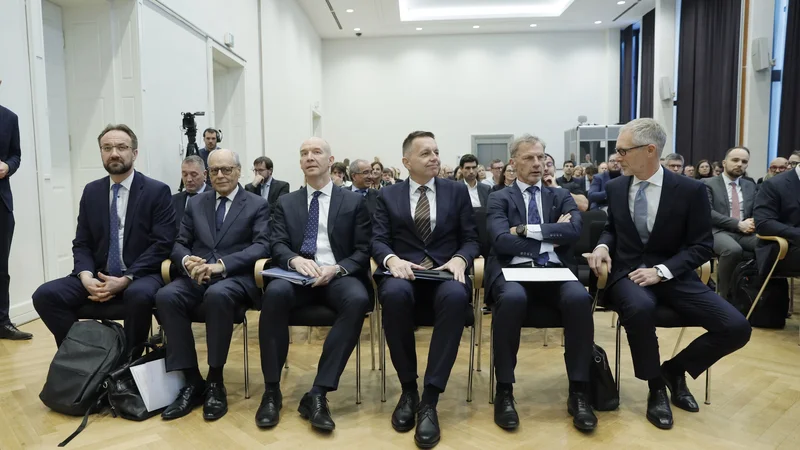 Guverner Banke Slovenije Boštjan Vasle (desno) in njegovi kolegi Boris Vujčić (Hrvaška), Peter Kažimir (Slovaška), Madis Müller (Estonija), Edward Scicluna (Malta) in Gediminas Šimkus (Litva). Foto Jože Suhadolnik/delo