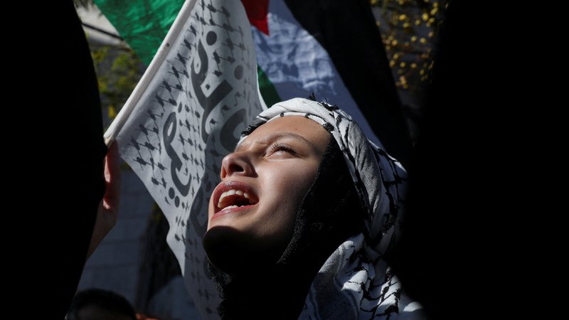 Fotografija: Prizor s protesta v Amanu, glavnem mestu Jordanije, na katerem so udeleženci izrazili svojo podporo Palestincem v Gazi. FOTO: Alaa Al Sukhni/Reuters