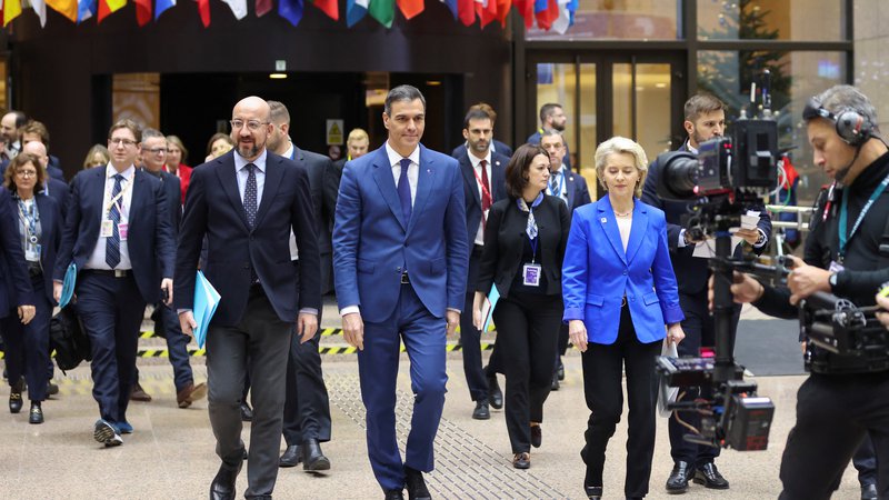 Fotografija: Predsednica evropske komisije Ursula von der Leyen, španski premier Pedro Sánchez in predsednik evropskega sveta Charles Michel imajo za sabo dramatično dogajanje na vrhu EU. FOTO: Johanna Geron/Reuters