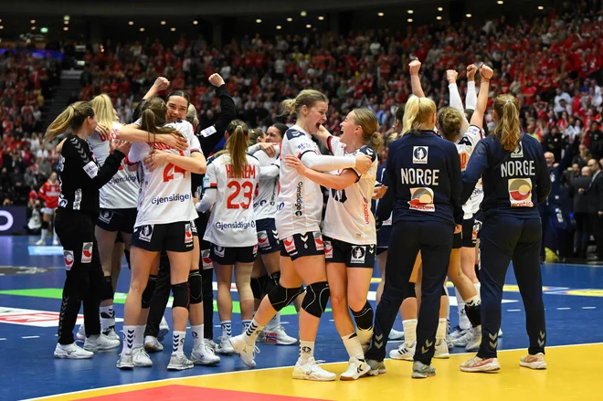 Norvežanke so šele po 70 minutah igre ugnale Danke. FOTO: Jonathan Nackstrand/AFP