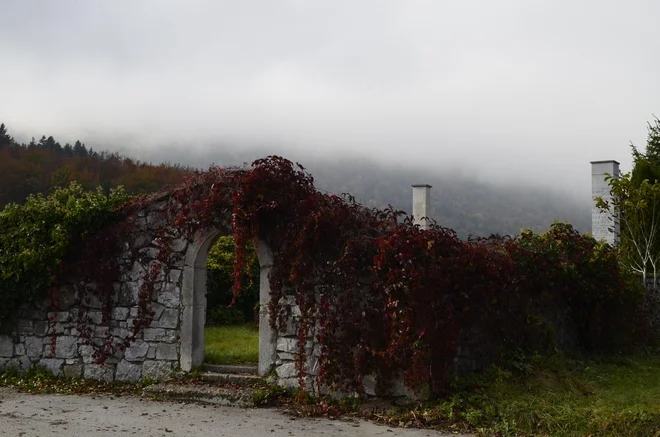 Čeprav gre za preprosto okolje, vas v bližini Ljubljane, se ji je Ravnikar ne glede na lokacijo, pomembnost ali prestižnost naloge maksimalno ustvarjalno posvetil. FOTO: arhiv Rok Žnidaršič