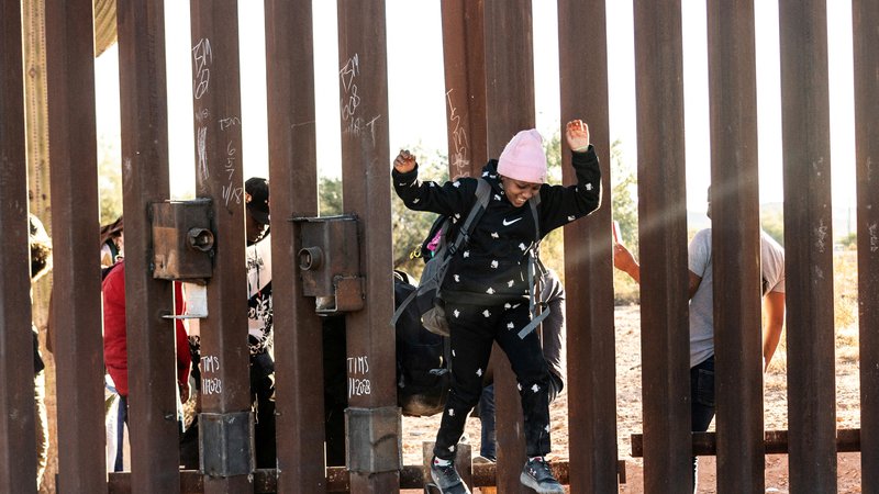 Fotografija: Otrok med preskokom meje ZDA z Mehiko pri arizonskem  Lukevillu. FOTO: Go Nakamura/Reuters