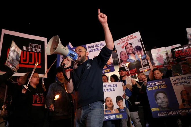 Protest pred izraelskim obrambnim ministrstvom v Tel Avivu. FOTO: Violeta Santos Moura/Reuters