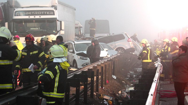 Fotografija: V nesreči nad Razdrtim je bilo udeleženih 56 vozil, sedem tovornjakov, avtobus in 48 osebnih avtomobilov. Vzrok je bila slaba vidljivost zaradi goste megle. FOTO: Dejan Javornik/Slovenske novice