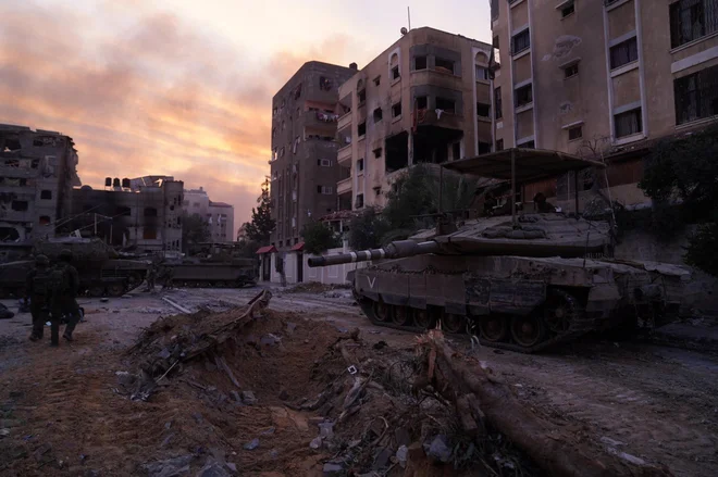 Netanjahu je na novinarski konferenci dejal, da ima zaradi smrti treh talcev, ki so jih pomotoma ubili izraelski vojaki, zlomljeno srce. FOTO: Israel Defense Forces/Reuters