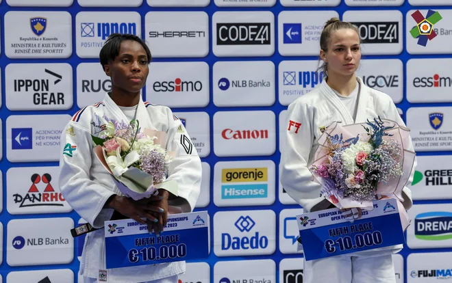 Kaja Kajzer (desno) si je na odprtem prvenstvu Prištine priborila peto mesto. FOTO: Carlos Ferreira/EJU