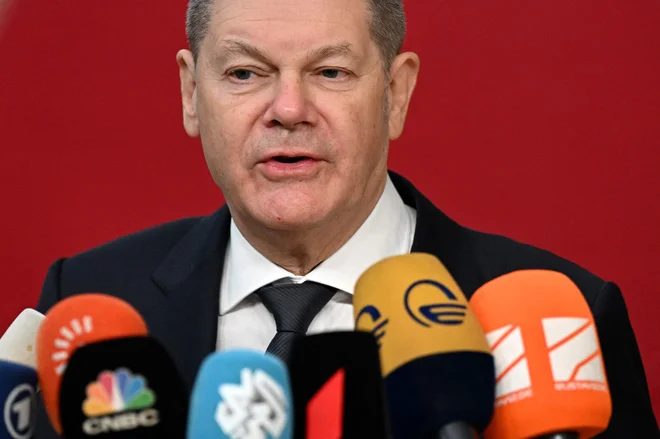 Kancler Olaf Scholz je preživel še eno vladno krizo, tokrat proračunsko. Toda analitiki opozarjajo, da je kompromis zgolj zamaknil težave v prihodnost. FOTO: John Thys/AFP