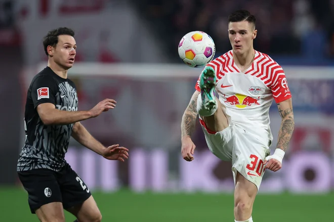 Benjamin Šeško (desno) se s težavo prebija v enajsterico Leipziga, odmerjene minute pa običajno dobro izkoristi. FOTO: Ronny Hartmann/AFP