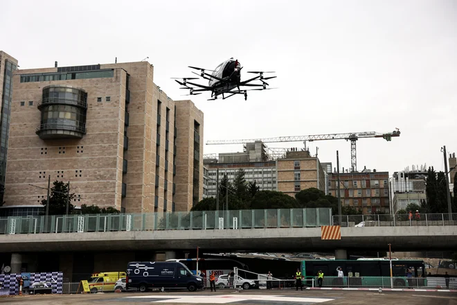 Komercialno dostopni droni, ki bodo lahko prenašali tudi težke tovore, napovedujejo novo revolucijo v logistiki. FOTO: Ronen Zvulun/Reuters