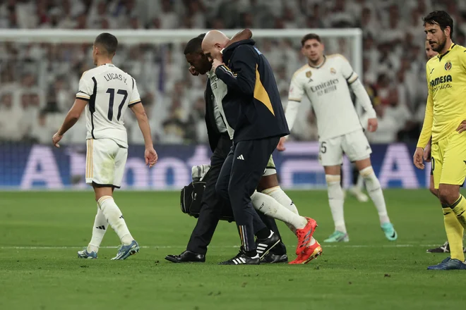 Pri Realu nimajo sreče, branilec David Alaba je že tretji igralec, ki je predčasno končal sezono. FOTO: Thomas Coex/AFP