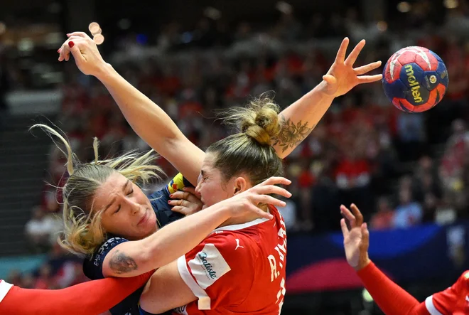 Na tekmi za tretje mesto na svetovnem prvenstvu v Herningu je Danska premagala Švedsko z 28:27 in osvojila sedmo kolajno na SP, četrto bronasto. S tem je ponovila dosežek izpred dveh let na SP v Španiji. V tem stoletju je bila bronasta tudi na prvenstvu leta 2013 v Srbiji, 1962 in 1993 je bila srebrna, edini naslov pa je osvojila 1997 v Nemčiji. Švedska ostaja brez odličja s SP. Še drugič je izgubila tekmo za tretje mesto; leta 2017 jo je premagala Nizozemska. Foto: Jonathan Nackstrand/Afp