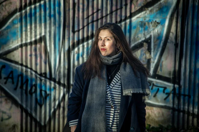 Veronika Razpotnik ta hip pripravlja svojo drugo pesniško zbirko, v kateri se bosta »direktnost in eksplozivnost nekoliko omilili – a ne povsem«. FOTO: Voranc Vogel