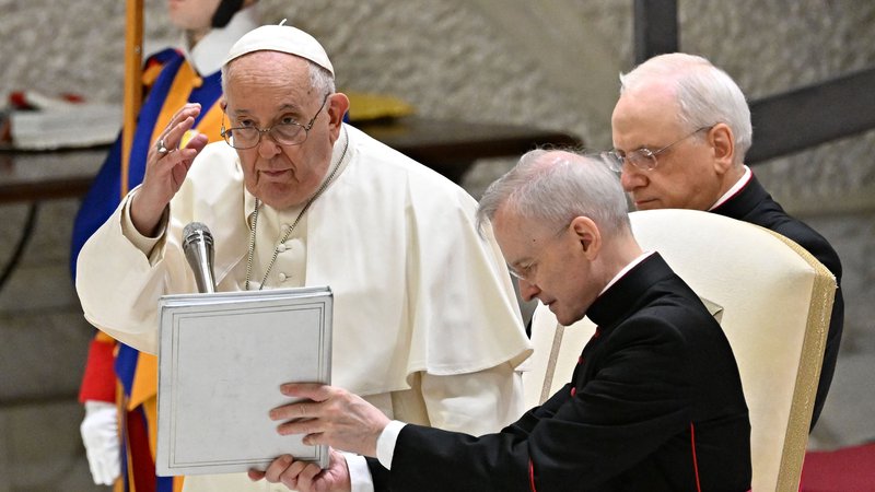 Fotografija: Papež Frančišek je že večkrat dejal, da bi morala biti Cerkev odprta za vse, tudi za vernike LGBTQ+. FOTO: Andreas Solaro/AFP