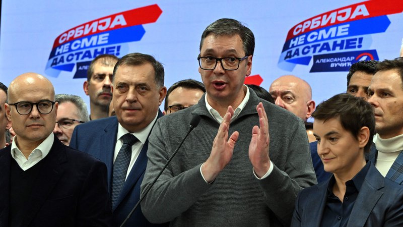 Fotografija: Nedeljski volilni razplet je največ veselja prinesel predsedniku Aleksandru Vučiću, njegovim strankarskim kolegom in njihovim podpornikom. Foto Elvis Barukcic/AFP