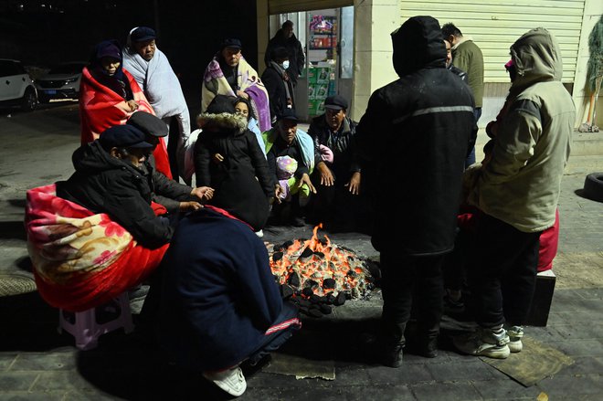 Tisoče reševalcev pri temperaturah pod lediščem pomaga preživelim v eni najrevnejših kitajskih pokrajin. FOTO: AFP