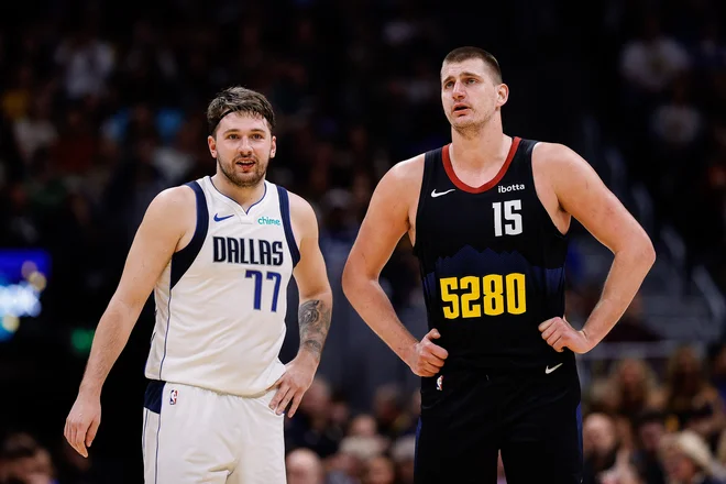 Slovenski as Luka Dončić in srbski zvezdnik Nikola Jokić med tekmo v Denverju. FOTO: Isaiah J. Downing/Usa Today Sports