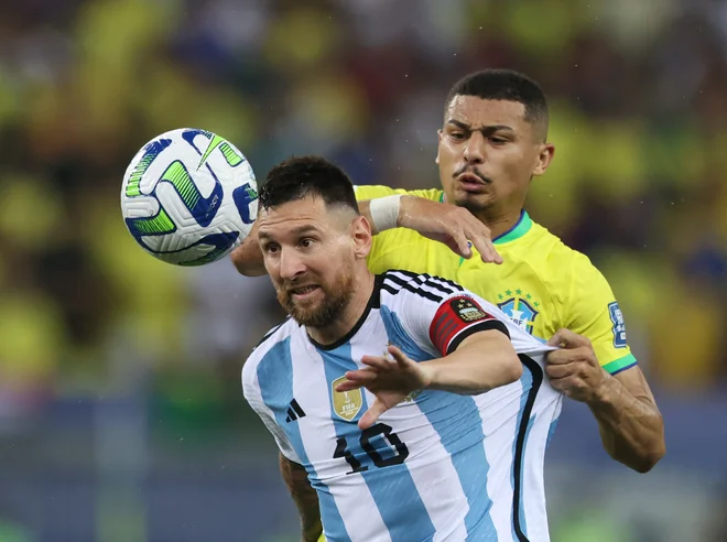 Lionel Messi med zadnjo tekmo Argentine in Brazilije v Rio de Janeiru. FOTO: Sergio Moraes/Reuters