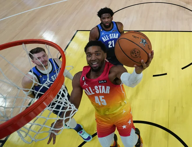 Joel Embiid in Luka Dončić med zadnjo tekmo vseh zvezd FOTO: Kyle Terada/Usa Today Sports