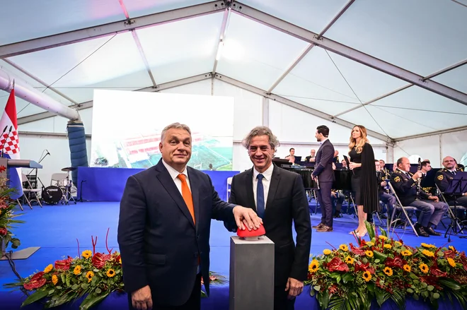 Sicer Orbán ni edini, ki malce potrese to mantro o enotnosti, in ni edini, ki krha njen pravni red ali zamaje vrednote, na katerih je EU nastala in stoji. (Na fotografiji V. Orban in R. Golob na otvoritvi dalnjovoda v Kidričevem 2. decembra 2022.) FOTO: Marko Pigac/pigac.si