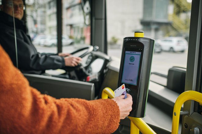 Na mestnih in medkrajevnih avtobusih Ljubljanskega potniškega prometa lahko po novem plačujemo vožnje tudi s plačilnimi karticami Mastercard. Foto Mastercard