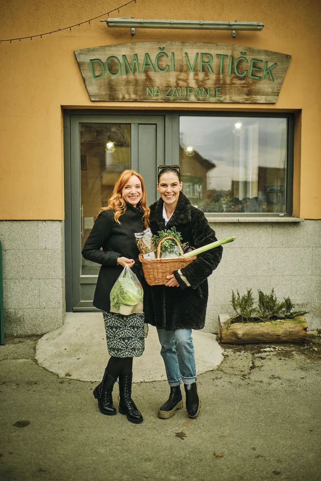 Mojca Mavec in Ula Furlan sta se odpravili v ljubljanske Savlje. Foto Primož Bregar