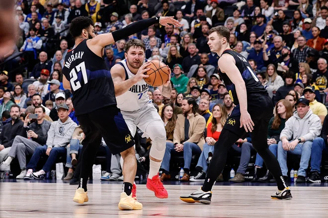 Luka Dončić še zdaleč ni imel takšne podpore soigralcev kot Jamal Murray (levo). FOTO: Isaiah J. Downing/USA Today Sports